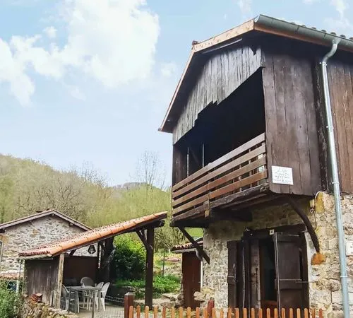 Maison en pierre aux pieds des Pyrénnées