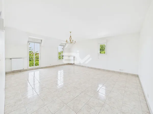 Joli Appartement T4/5 lumineux avec balcon, ascenseur sans vis-à-vis, dernier étage et box - Centre-