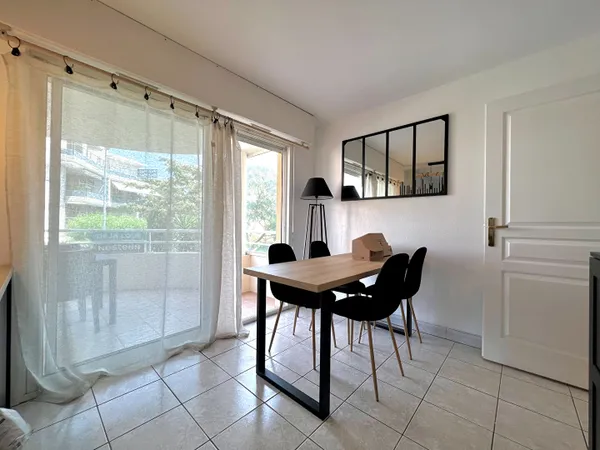 Joli studio loué meublé à l'année, proche centre ville Saint Raphaël avec parking privatif