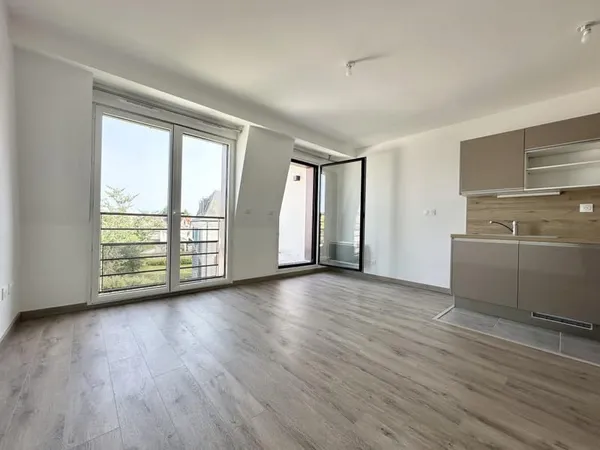Studio non meublé avec balcon, cave et parking - Fontainebleau