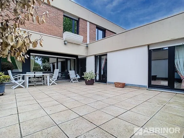 Appartement 4 pièces dans résidence sécurisée avec ascenseur, au pied des lacs