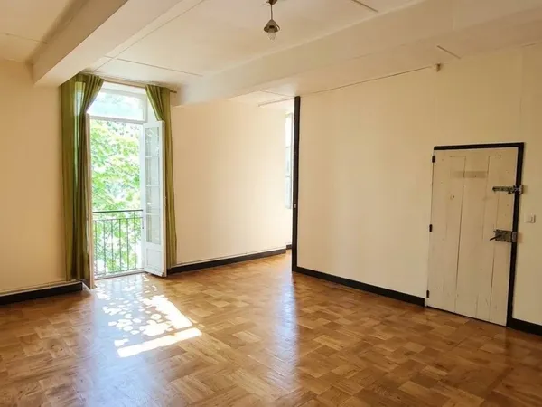 Immeuble avec 3 appartements, dépendance et terrain