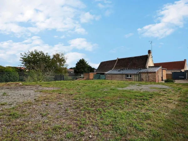 Maison en village avec toutes les commodités, 4 couchages possibles dont 1 au RDC, grand terrain con