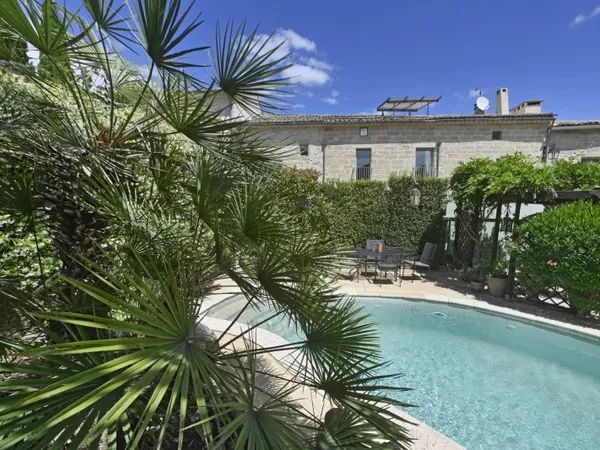 Maison de village en pierre, idéale pour activité saisonnière, jardin clos avec piscine, à quelques