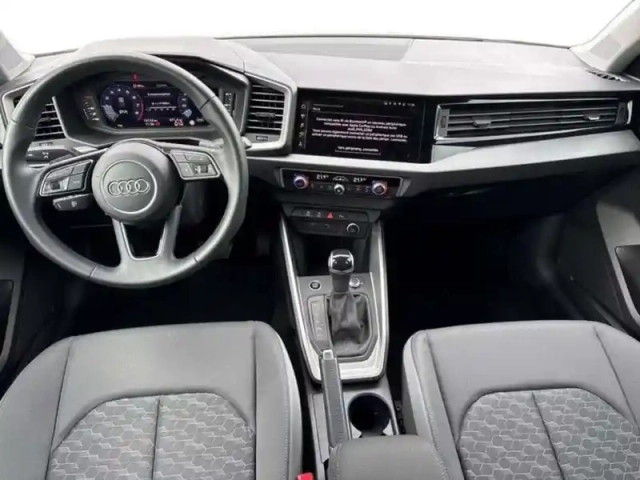 Audi A1 25 tfsi 95 ch s tronic 7 design — photo 8
