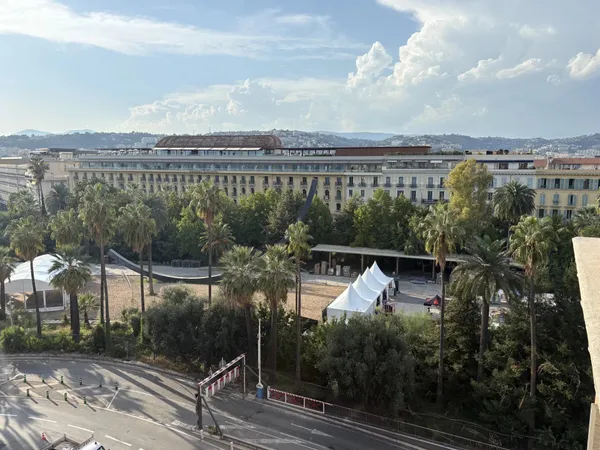 PLACE MASSENA 2 PIECES DERNIER ETAGE ASCENSEUR
