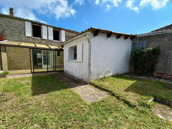 Authentique maison de village à rénover - Charme, dépendance en pierre et beau potentiel à 1,5 km de