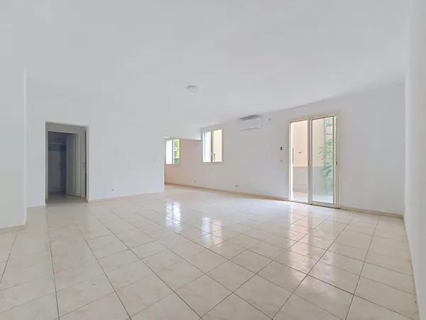 Un spacieux appartement T4 avec terrasse, parking et cave, à moins de 200 mètres des thermes de Lama