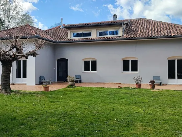 Maison familiale avec parc paysagé clôturé de 11156 m²