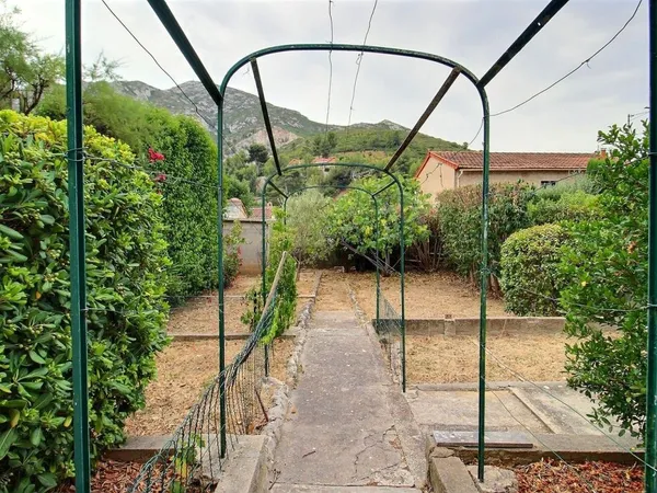 A VENDRE - MAISON T4 - JARDIN - GARAGE - STUDIO - SECTEUR HAUTS DE SAINT LOUP - 13010 MARSEILLE -