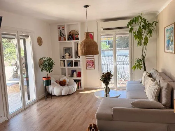 Haut de maison très lumineuse entièrement rénové avec grande terrasse, balcon et vue dégagée