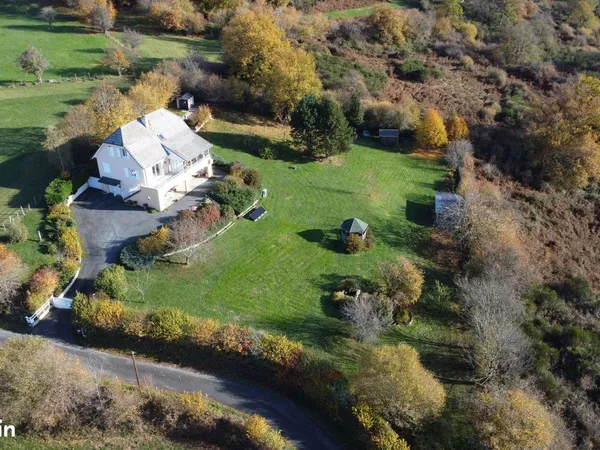 Belle maison récente à Lanobre (cantal)