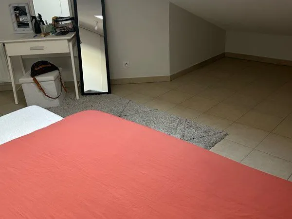 Grande Chambre à louer avec dressing