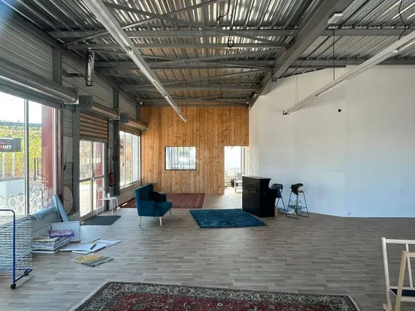 Local commercial 800 m²