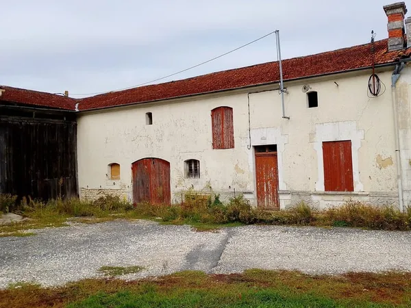 Ensemble immobilier à rénover - Axe JONZAC/MONTENDRE