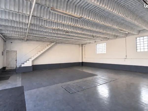 Local professionnel/ stockage 140m2