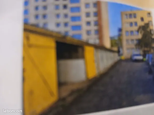 Vente garage fermer très bon état Je vends ce garage fermé situé à Lyon. En bon état, ce box offre u