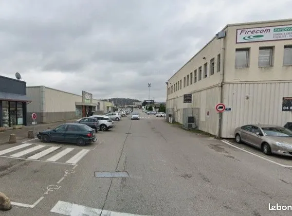 Local commercial 208 m²