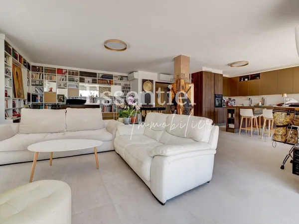 Appartement-villa de 107 m2 avec plus de 300 m2 de jardin - VILLEFRANCHE-SUR-MER |