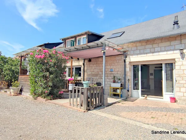 L'élégance d'une grande maison de village Normande en Pierre de Taille de 298 m² à réinventer