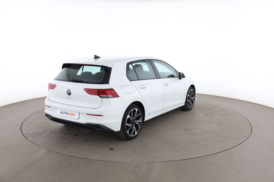 Volkswagen Golf VIII 2.0 TDI SCR DSG7 — photo 5