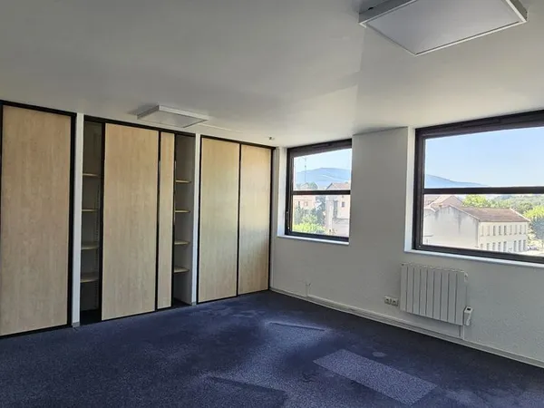 Local 77 m² Saint-Chamond