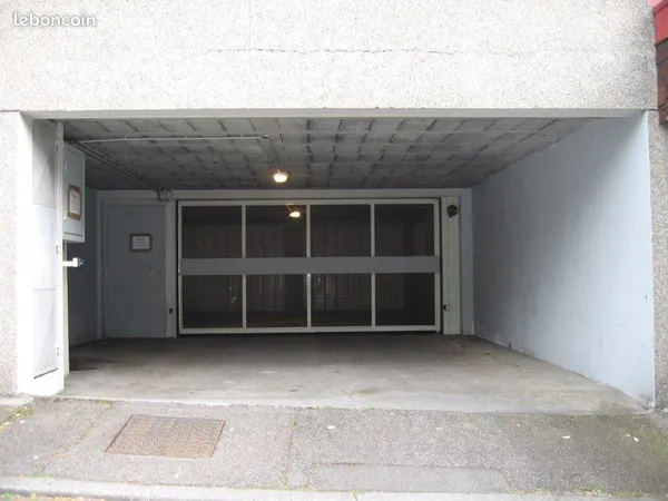 Garage à louer derrière les 3 tours
