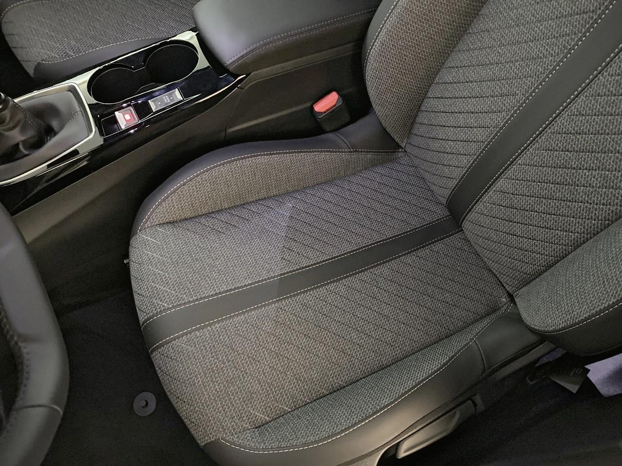 Peugeot 2008 turbo 100 ch bvm6 allure — photo 9