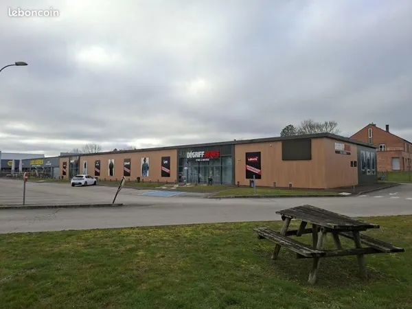 Local 1158 m² Pont-Sainte-Marie