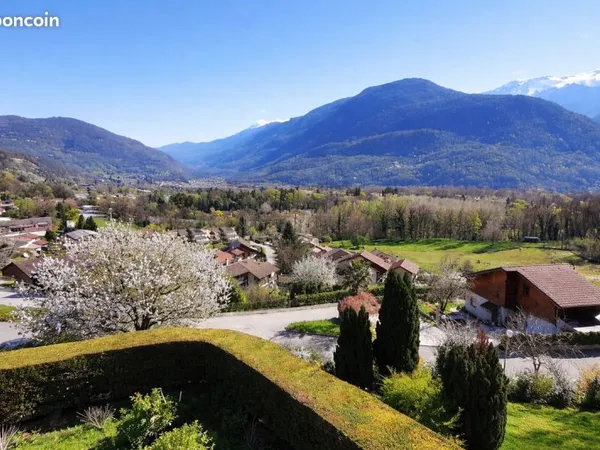 Maison avec magnifique vue sur les massifs et proche de Grenoble