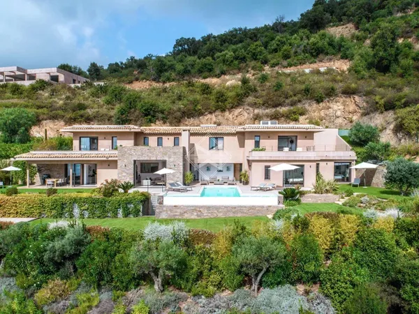 Villa 5 pièces 273 m²