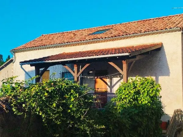 Maison de ville ancienne, avec terrasse, jardin et garage. Toiture neuve