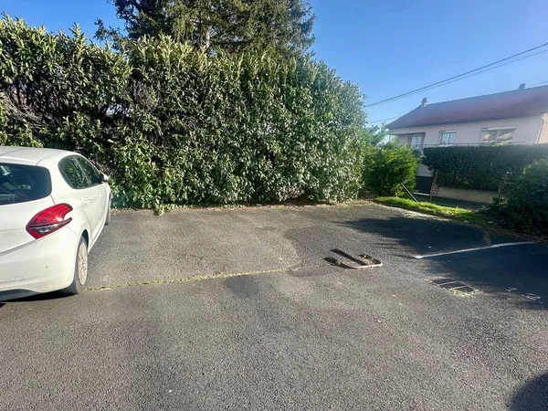 Parking/box 130 m² Lempdes