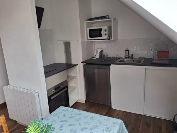 PROCHE MONTARGIS (45), appartement type 3 meublé.