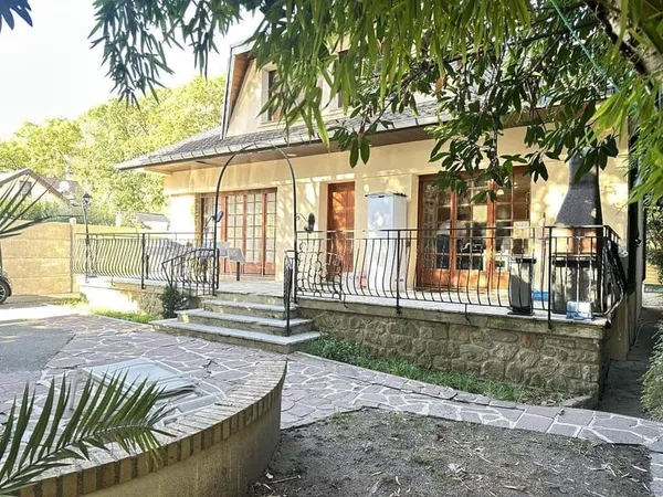 Grande maison familiale sur terrain de + 770m2 avec garage, parking