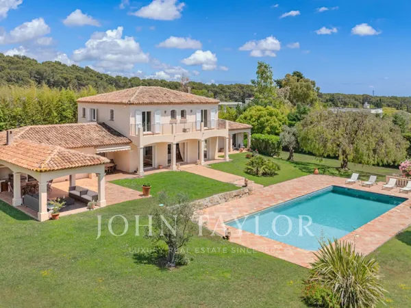 Domaine fermé - élégante villa provençale au calme absolu