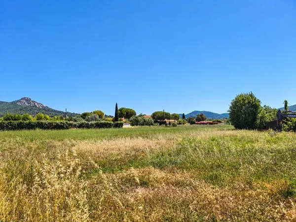 Terrain 700 m²