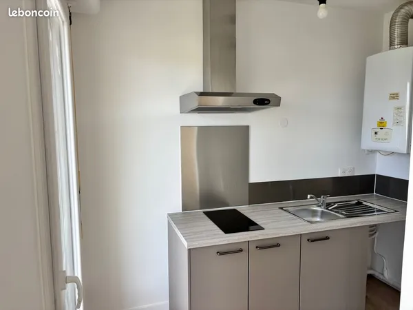 ROYAN CENTRE - Studio rénové 24 m² avec balcon et cave - 450 CC