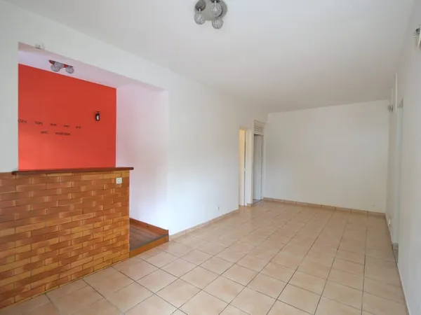 Vaste T3 non meublé garage