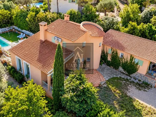 Maison de 210 m2 avec piscine et garage sur une parcelle de