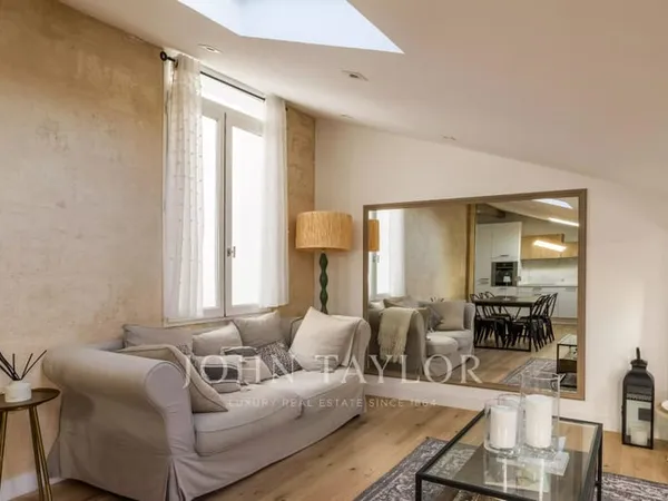TRIANGLE D'OR - QUATRE PIECES RENOVE - ASCENSEUR - CLIMATISATION