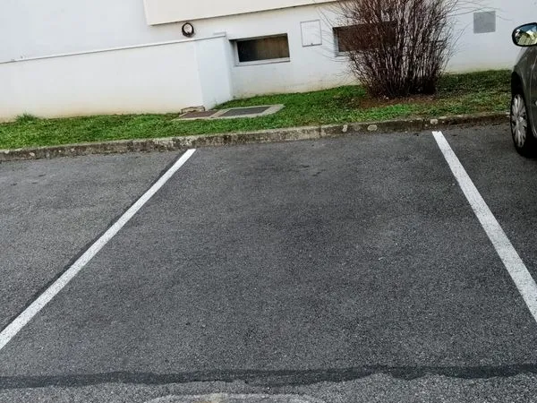 A louer place de parking sécurisée Grange Blanche