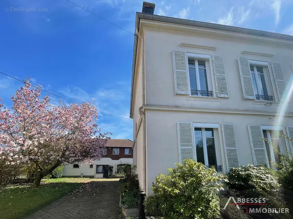 REMIREMONT, Quartier recherché : Maison de maître + dépendances