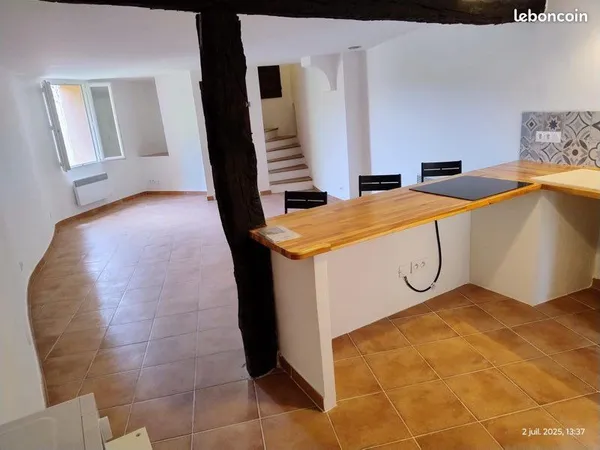 Maison de village entièrement rénovée - env. 107 m² - cour extérieure arborée + terrasse - configura