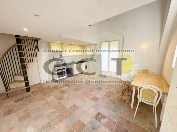 À LOUER Charmant T2 en triplex, un appartement plein de ch