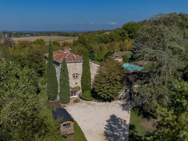 Superbe maison forte restaurée sur plus de 3 hectares