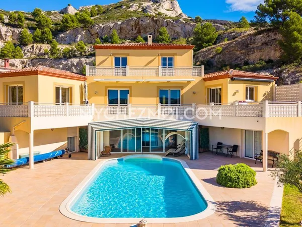 Vends maison - 250.78 m² - 7 pièces, 4 chambres - Marseille 13009