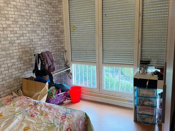 Chambre spacieuse meublée à louer