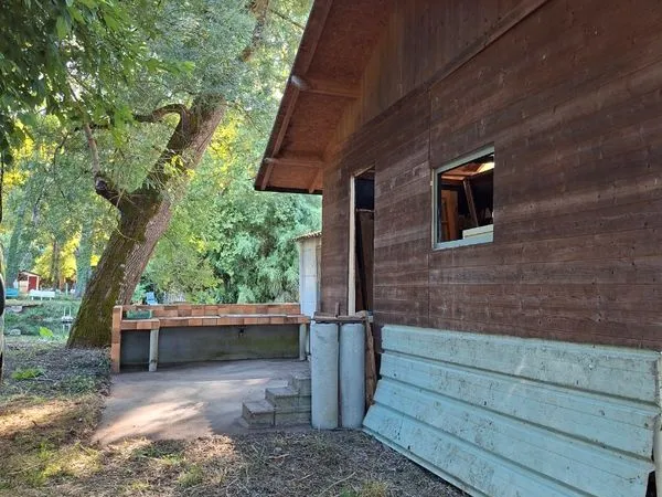 Bord de rivière avec cabanon bois sur pilotis