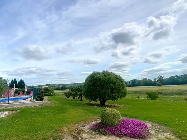Grande maison de 180 m² avec dépendance au calme dans la nature proche de Montauban